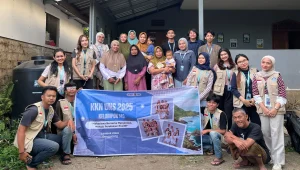 Mahasiswa KKN UNS Kelompok 140 berfoto bersama warga Dusun Gangga, Desa Genggelang, Kabupaten Lombok Utara, usai melaksanakan Program Lingkungan Hidup dan Edukasi Pembuatan Kompos “Kembali ke Tanah” sebagai upaya menumbuhkan kesadaran masyarakat terhadap pengelolaan sampah organik dan pelestarian lingkungan. (doc. KKN UNS Kelompok 140)