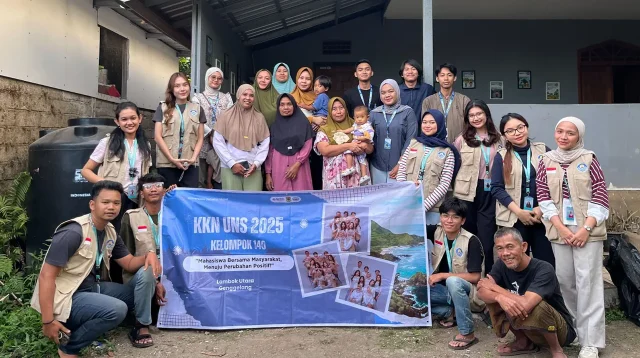 Mahasiswa KKN UNS Kelompok 140 berfoto bersama warga Dusun Gangga, Desa Genggelang, Kabupaten Lombok Utara, usai melaksanakan Program Lingkungan Hidup dan Edukasi Pembuatan Kompos “Kembali ke Tanah” sebagai upaya menumbuhkan kesadaran masyarakat terhadap pengelolaan sampah organik dan pelestarian lingkungan. (doc. KKN UNS Kelompok 140)