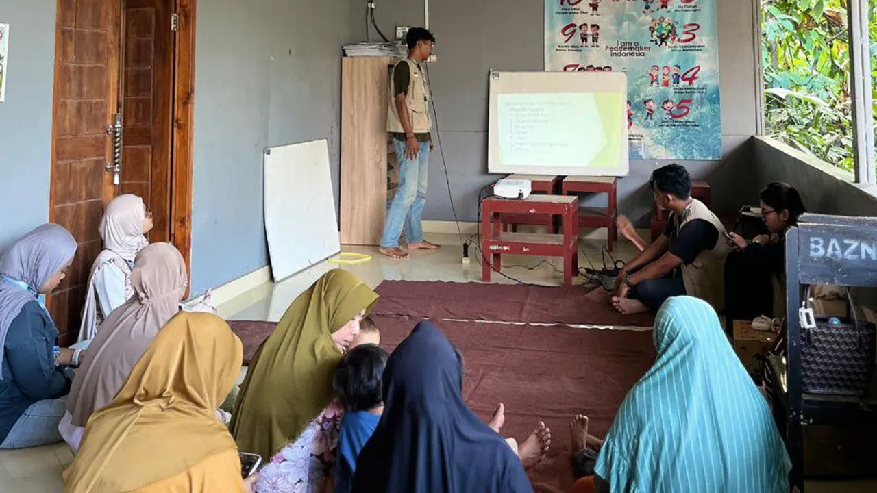 Mahasiswa KKN UNS Kelompok 140 memberikan sosialisasi kepada warga Dusun Gangga, Desa Genggelang, Kabupaten Lombok Utara, mengenai pengelolaan sampah organik melalui program edukasi pembuatan kompos “Kembali ke Tanah” sebagai langkah menjaga kebersihan dan kelestarian lingkungan sekitar. (doc. KKN UNS Kelompok 140)