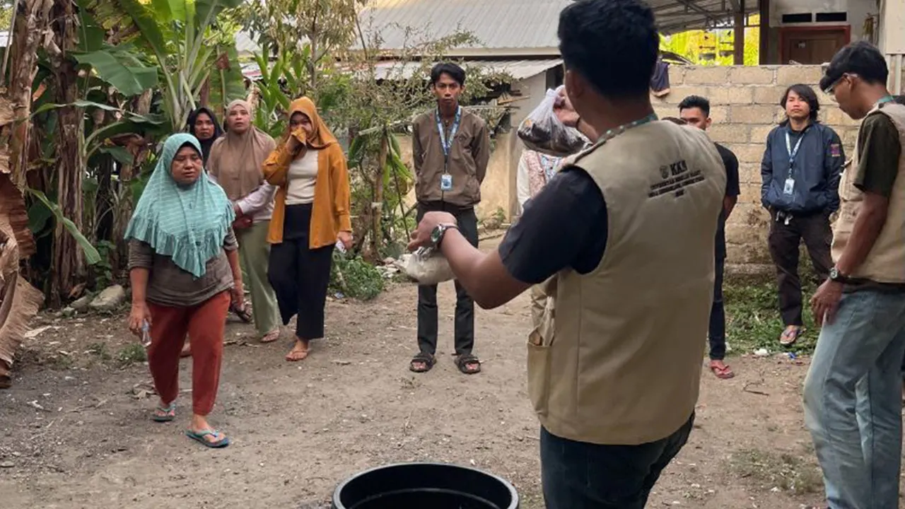 Mahasiswa KKN UNS Kelompok 140 memperagakan cara pembuatan kompos dari sampah organik kepada warga Dusun Gangga, Desa Genggelang, Kabupaten Lombok Utara, sebagai bagian dari program edukasi lingkungan untuk mengurangi volume sampah rumah tangga dan meningkatkan kesadaran masyarakat terhadap pengelolaan limbah ramah lingkungan. (doc. KKN UNS Kelompok 140)