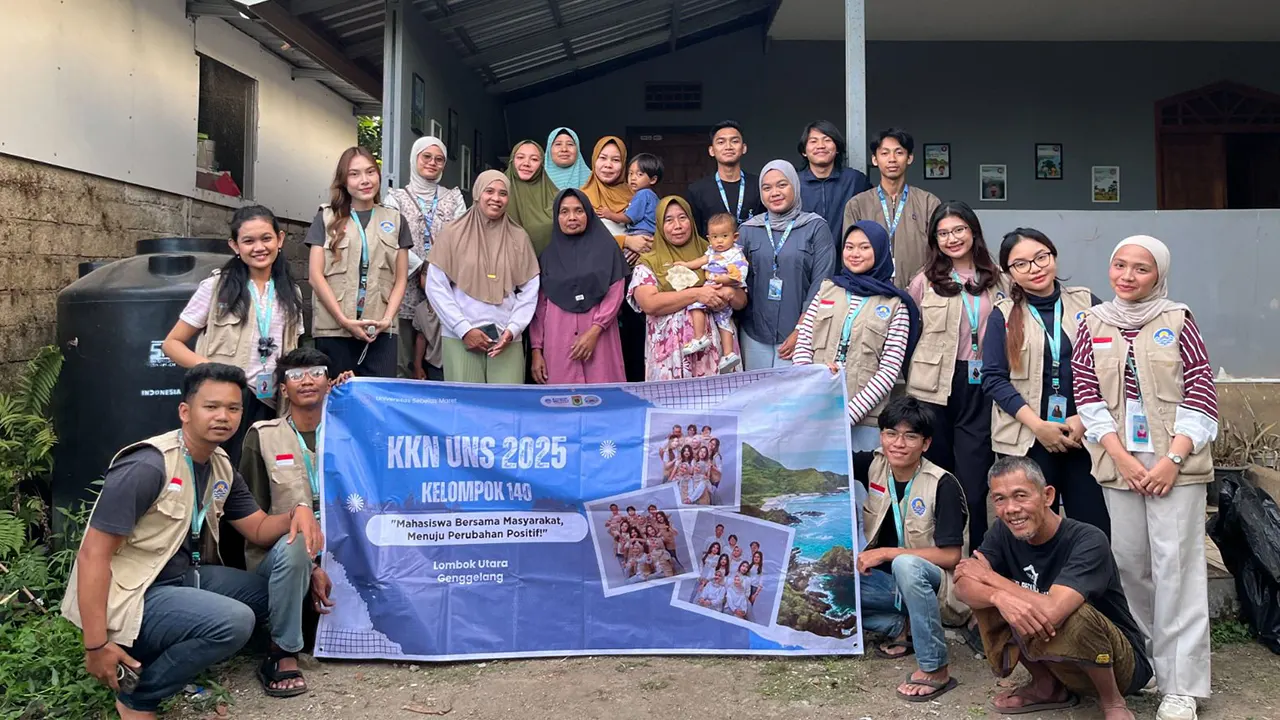 Mahasiswa KKN UNS Kelompok 140 berfoto bersama warga Dusun Gangga, Desa Genggelang, Kabupaten Lombok Utara, usai melaksanakan Program Lingkungan Hidup dan Edukasi Pembuatan Kompos “Kembali ke Tanah” sebagai upaya menumbuhkan kesadaran masyarakat terhadap pengelolaan sampah organik dan pelestarian lingkungan. (doc. KKN UNS Kelompok 140)