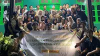 Mahasiswa KKN UNS berfoto bersama warga Dukuh Pelemsari usai pelatihan pembuatan lilin aromaterapi. (doc. pribadi)