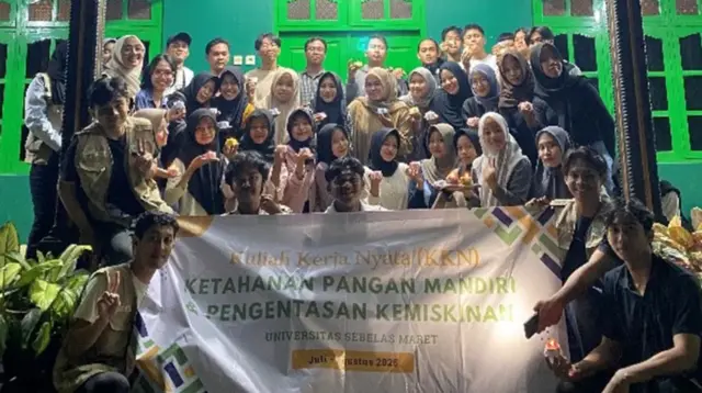 Mahasiswa KKN UNS berfoto bersama warga Dukuh Pelemsari usai pelatihan pembuatan lilin aromaterapi. (doc. pribadi)