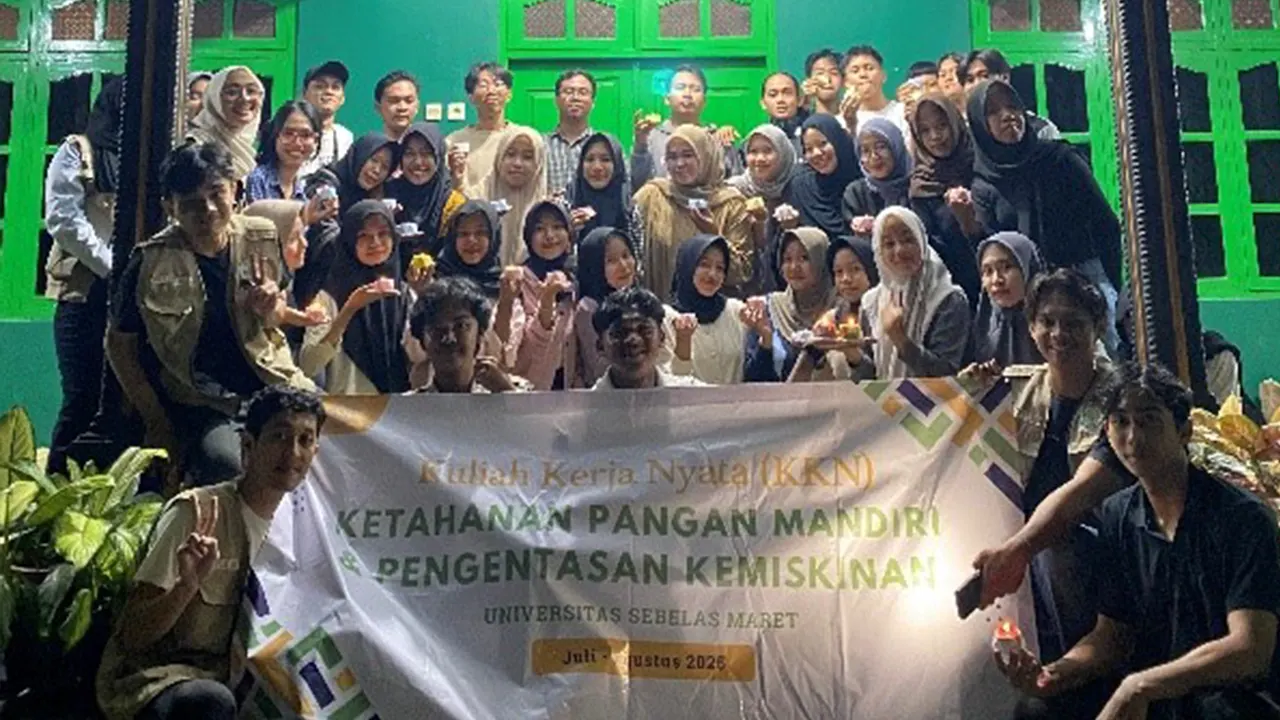 Mahasiswa KKN UNS berfoto bersama warga Dukuh Pelemsari usai pelatihan pembuatan lilin aromaterapi. (doc. pribadi)