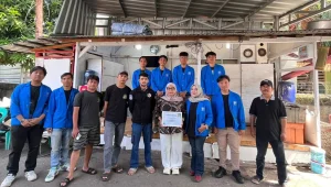 Mahasiswa UBSI Kelompok JORDAN berfoto bersama perwakilan warga RT 06/02 Petukangan Utara, Jakarta Selatan, usai menyelesaikan kegiatan revitalisasi Pos Ronda dalam rangka PKM 2025 yang menumbuhkan semangat gotong royong dan kepedulian sosial di lingkungan masyarakat. (doc. Mahasiswa UBSI Kelompok JORDAN)