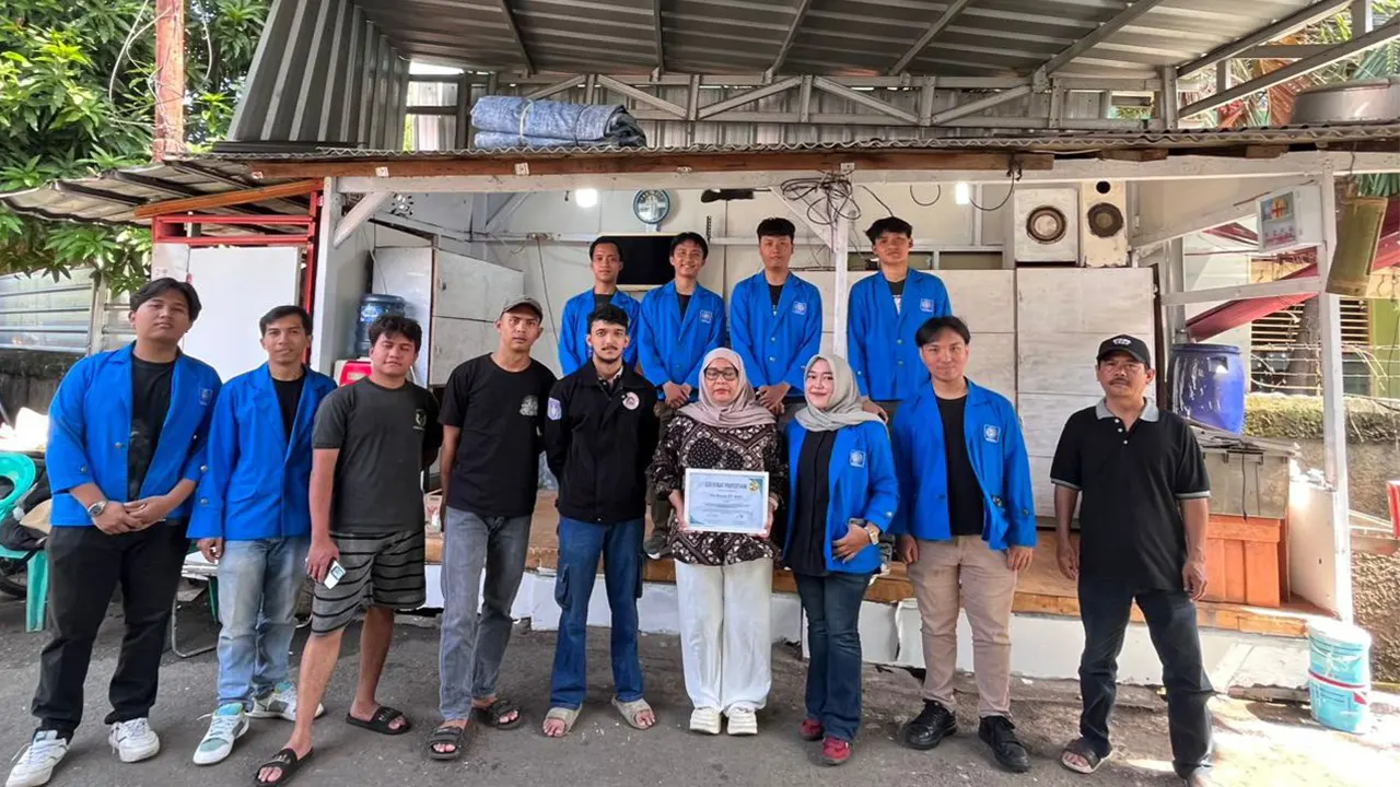 Mahasiswa UBSI Kelompok JORDAN berfoto bersama perwakilan warga RT 06/02 Petukangan Utara, Jakarta Selatan, usai menyelesaikan kegiatan revitalisasi Pos Ronda dalam rangka PKM 2025 yang menumbuhkan semangat gotong royong dan kepedulian sosial di lingkungan masyarakat. (doc. Mahasiswa UBSI Kelompok JORDAN)