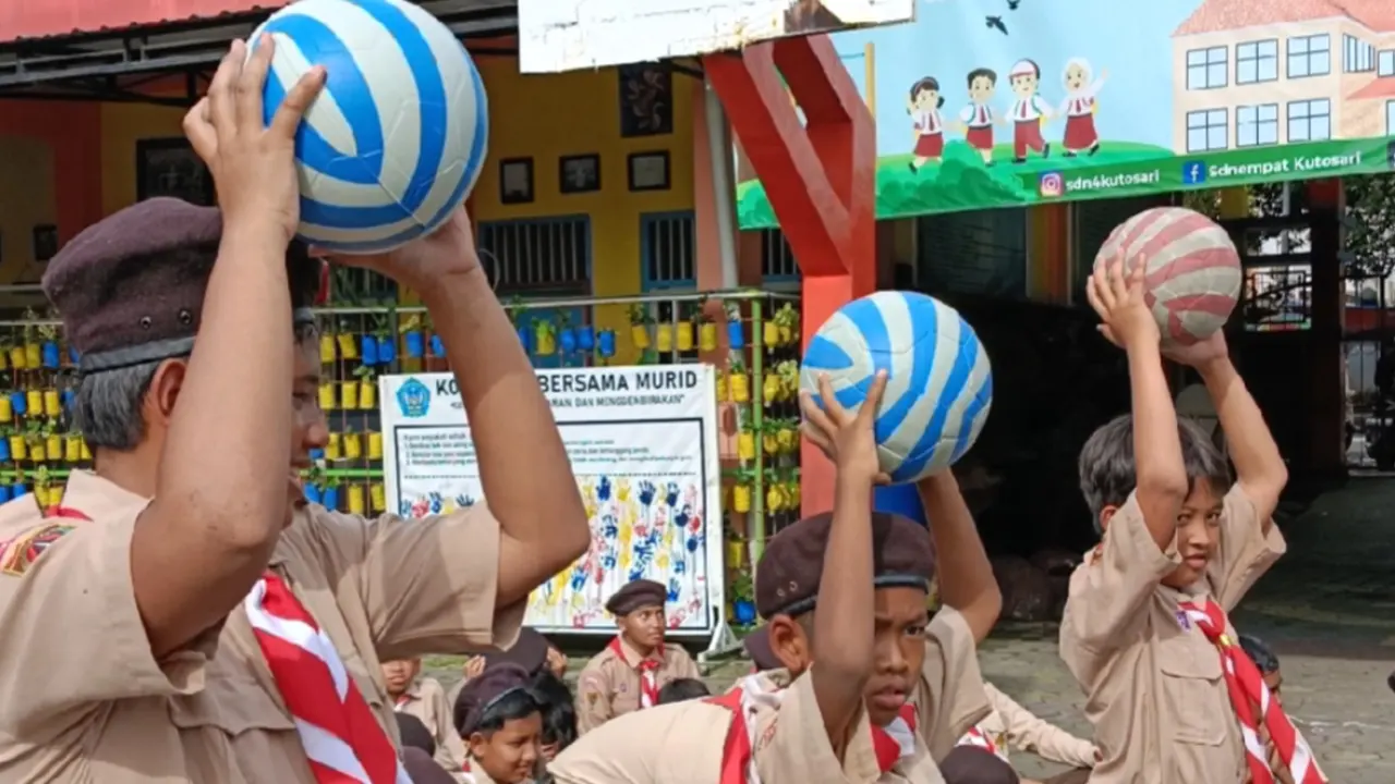 Para anggota Pramuka SD Negeri 4 Kutosari mengikuti permainan kerja sama yang dipandu mahasiswa PLP PGSD UNS, sebagai bagian dari pembinaan karakter melalui kegiatan kepramukaan. (doc. Kelompok PLP PGSD FKIP UNS Kampus Kebumen Periode 2025)