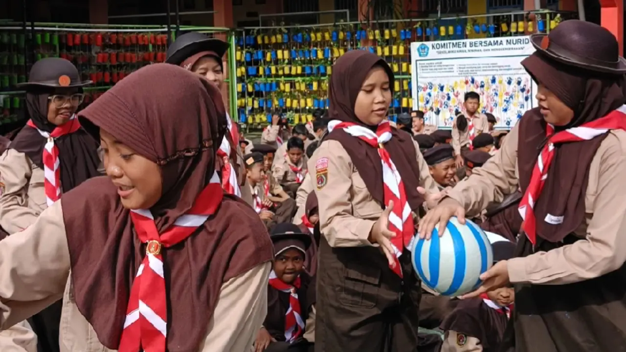 Para anggota Pramuka SD Negeri 4 Kutosari mengikuti permainan kerja sama yang dipandu mahasiswa PLP PGSD UNS, sebagai bagian dari pembinaan karakter melalui kegiatan kepramukaan. (doc. Kelompok PLP PGSD FKIP UNS Kampus Kebumen Periode 2025)