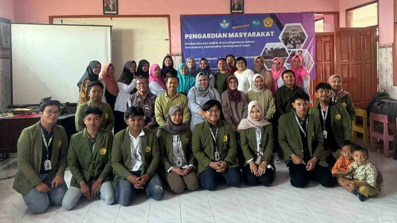 Para dosen dan mahasiswa UPN “Veteran” Jawa Timur berfoto bersama pelaku UMKM Desa Penggaron seusai pelatihan digitalisasi dalam program Pengabdian Masyarakat. Kegiatan ini bertujuan meningkatkan kapasitas UMKM lokal melalui pemanfaatan teknologi untuk memperkuat daya saing dan mendukung pencapaian SDGs di tingkat desa. (doc. pribadi)