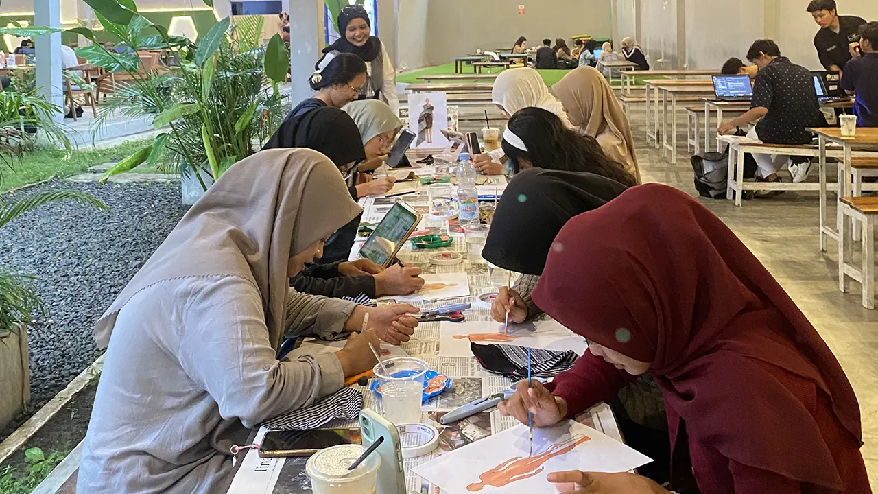 Para peserta Workshop Creative Fashion Visual Sejukain–Wibawa UNS tengah fokus mengerjakan kolase busana berbasis wastra Indonesia. Suasana kerja yang intens namun santai mewarnai sesi praktik yang menjadi salah satu bagian paling diminati dalam rangkaian workshop tersebut. (doc. pribadi)