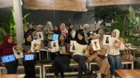 Para peserta Workshop Creative Fashion Visual yang digelar tim Sejukain–Wibawa UNS berpose sambil menampilkan karya kolase busana dan ilustrasi digital berbasis wastra Indonesia, seusai sesi pelatihan di Surakarta, Kamis (21/11/2025). (doc. pribadi)