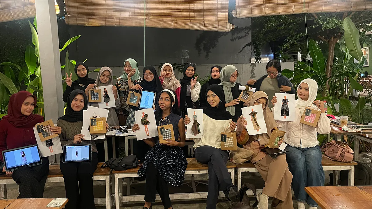 Para peserta Workshop Creative Fashion Visual yang digelar tim Sejukain–Wibawa UNS berpose sambil menampilkan karya kolase busana dan ilustrasi digital berbasis wastra Indonesia, seusai sesi pelatihan di Surakarta, Kamis (21/11/2025). (doc. pribadi)