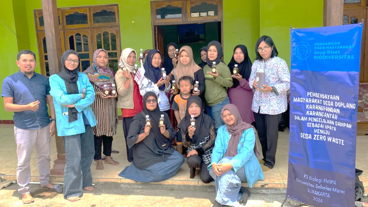 Para peserta pelatihan bersama tim pengabdian UNS menampilkan hasil olahan ekoenzim dan sabun ramah lingkungan di Desa Doplang, Karanganyar, sebagai bagian dari program menuju Desa Zero Waste. (doc. pribadi)