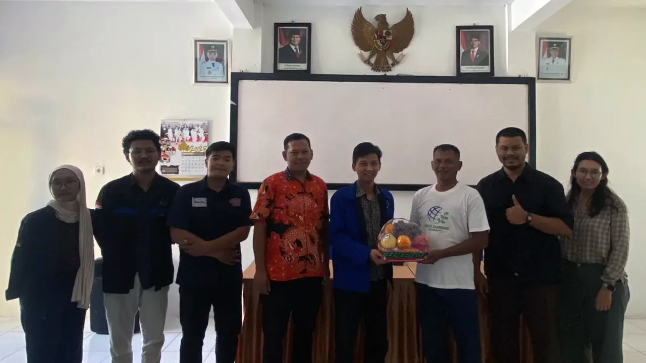 Perwakilan BEM FT UNDIP bersama dosen pembimbing dan perangkat Desa Sriwulan berfoto bersama seusai kegiatan serah terima simbolis dalam program “Integrasi Teknologi Produksi dan Wisata Edukasi Gula Aren Berbasis Kearifan Lokal” di Balai Desa Sriwulan, Kabupaten Kendal. (doc. BEM FT UNDIP)