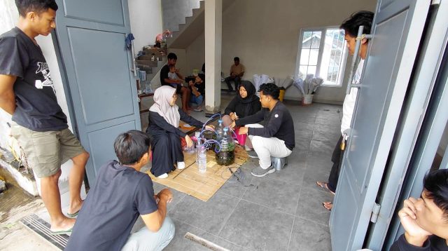 Proses Demonstrasi Pembuatan Ekoenzim oleh Mahasiswa KKN. (doc. KKN UNS)