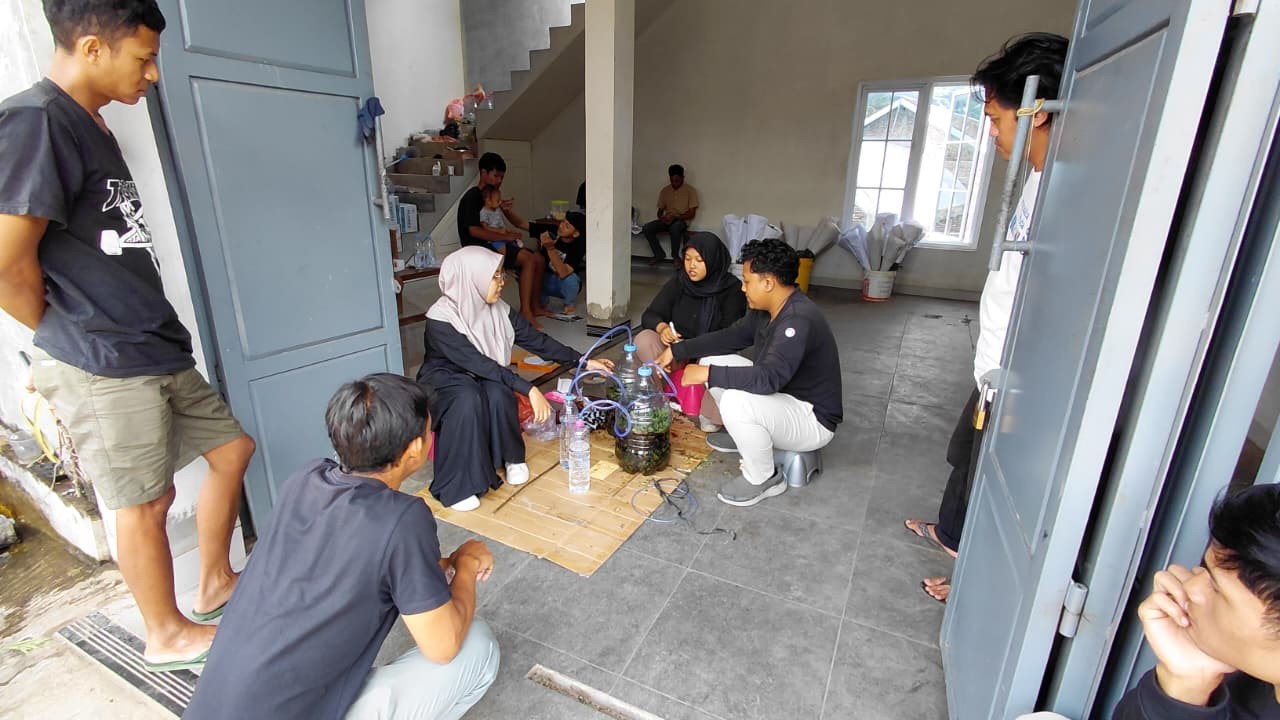 Proses Demonstrasi Pembuatan Ekoenzim oleh Mahasiswa KKN. (doc. KKN UNS)