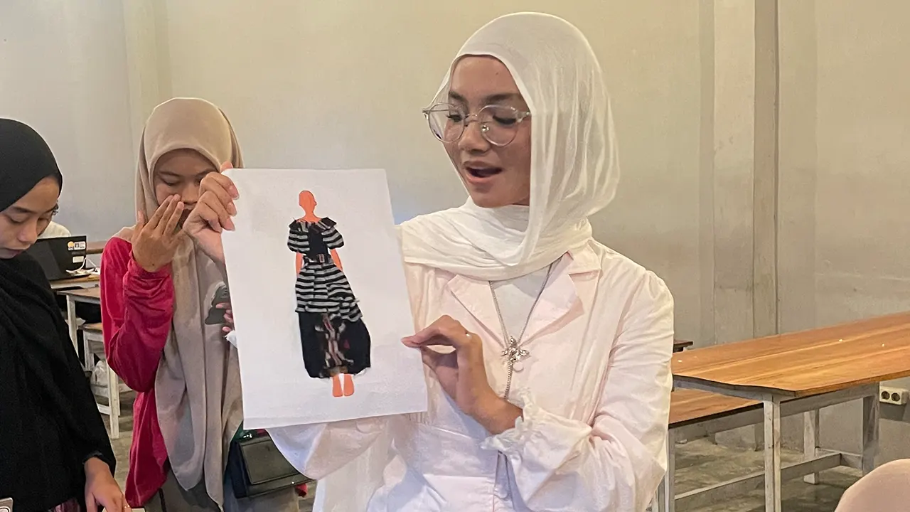 Seorang peserta Workshop Creative Fashion Visual Sejukain–Wibawa UNS memperlihatkan hasil kolase busana berbasis wastra Indonesia yang ia kerjakan. (doc. pribadi)