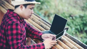 Seorang warga Sumatera Utara memanfaatkan teknologi digital untuk mengakses informasi lingkungan melalui situs resmi DLH Sumut, sebagai wujud dukungan terhadap gerakan hijau berbasis digital. (Freepik.com)