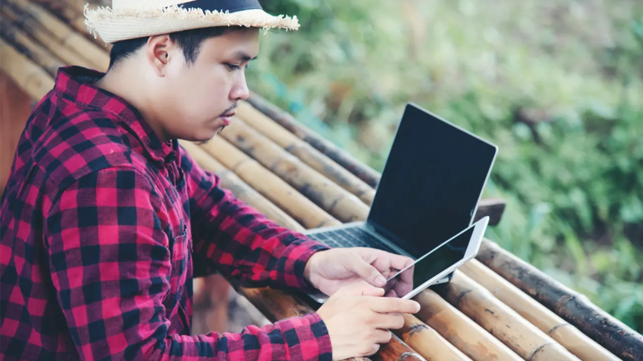 Seorang warga Sumatera Utara memanfaatkan teknologi digital untuk mengakses informasi lingkungan melalui situs resmi DLH Sumut, sebagai wujud dukungan terhadap gerakan hijau berbasis digital. (Freepik.com)