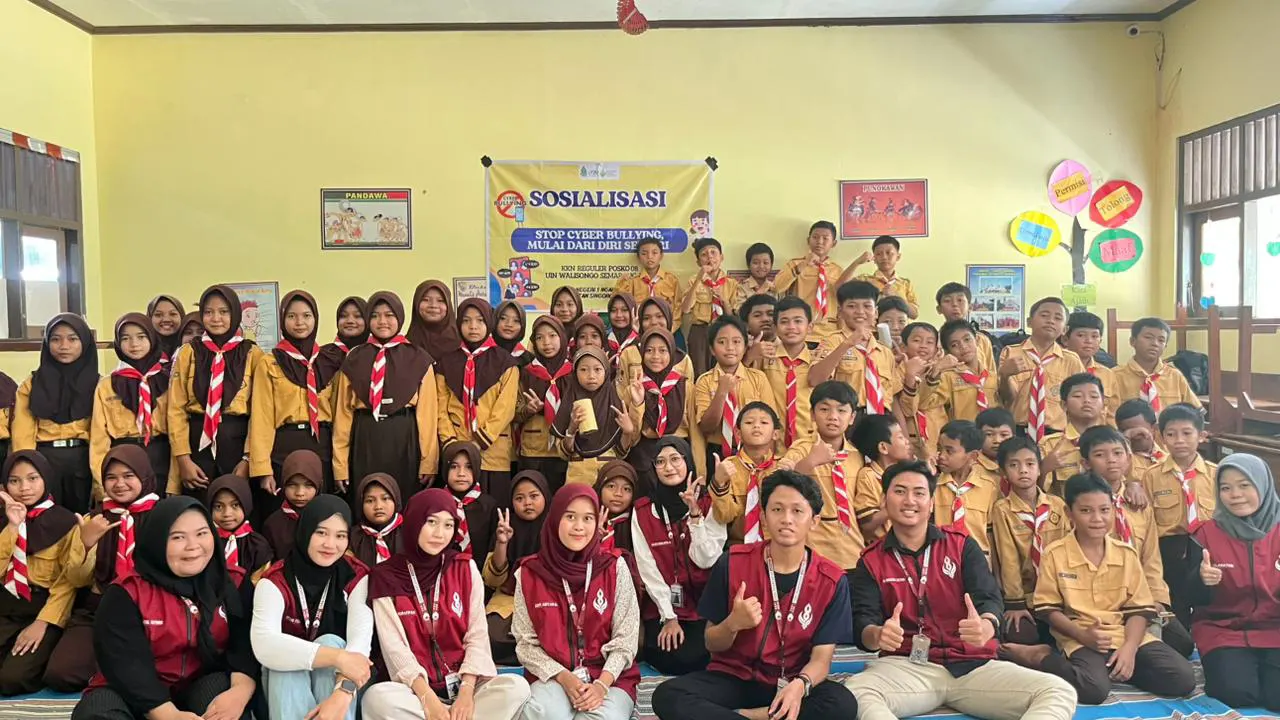 Siswa kelas 4-6 bersama tim KKN UIN Walisongo posko 8 foto bersama dalam acara Sosialisasi "Stop Cyberbullying, mulai dari Diri Sendiri" di ruang kelas SDN 1 Ngareanak, Sabtu (1/11/2025). (doc. KKN UIN Walisongo posko 8)