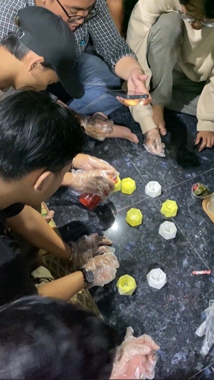 Warga antusias mempraktikkan pembuatan lilin aromaterapi berbahan dasar limbah minyak jelantah. (doc. pribadi)