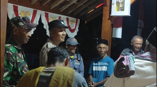 Babinsa Suwardi dan Bhabinkamtibmas Vibri berdampingan bersama perangkat desa serta warga saat melakukan pengecekan dan pemantauan ronda malam di Poskamling Rowokangkung, menunjukkan kekompakan TNI–Polri dan masyarakat dalam menjaga keamanan lingkungan. (doc. KIM Desa Rowokangkung)