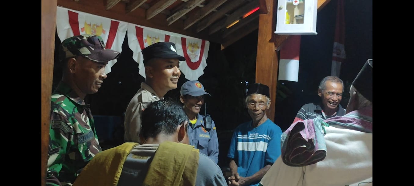 Babinsa Suwardi dan Bhabinkamtibmas Vibri berdampingan bersama perangkat desa serta warga saat melakukan pengecekan dan pemantauan ronda malam di Poskamling Rowokangkung, menunjukkan kekompakan TNI–Polri dan masyarakat dalam menjaga keamanan lingkungan. (doc. KIM Desa Rowokangkung)