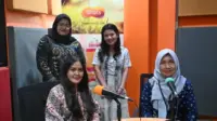 Anggota Komisi A DPRD Kota Yogyakarta Novita Mawar Sharon (duduk kiri) dan perwakilan Dinas Kependudukan dan Pencatatan Sipil Kota Yogyakarta Trisminingsih (duduk kanan) menjadi narasumber dalam talkshow radio bertema Manfaat Identitas Kependudukan Digital (IKD) di Studio Radio Sonora Yogyakarta, Kamis (16/10/2025). (doc. ist) Anggota Komisi A DPRD Kota Yogyakarta Novita Mawar Sharon (duduk kiri) dan perwakilan Dinas Kependudukan dan Pencatatan Sipil Kota Yogyakarta Trisminingsih (duduk kanan) menjadi narasumber dalam talkshow radio bertema Manfaat Identitas Kependudukan Digital (IKD) di Studio Radio Sonora Yogyakarta, Kamis (16/10/2025). (doc. ist)