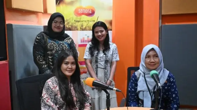 Anggota Komisi A DPRD Kota Yogyakarta Novita Mawar Sharon (duduk kiri) dan perwakilan Dinas Kependudukan dan Pencatatan Sipil Kota Yogyakarta Trisminingsih (duduk kanan) menjadi narasumber dalam talkshow radio bertema Manfaat Identitas Kependudukan Digital (IKD) di Studio Radio Sonora Yogyakarta, Kamis (16/10/2025). (doc. ist)
