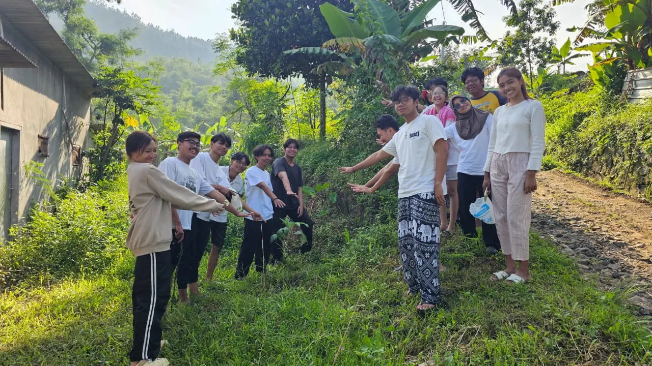 Dokumentasi Penanaman Pohon Sukun di Desa Cepokolimo. (doc. pribadi)