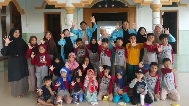 Dokumentasi bersama setelah pelaksanaan pengabdian kepada masyarakat bertajuk “Dari Edukasi hingga Olahan Sehat: Tim Jambrut Kenalkan Potensi Jamur kepada Anak” di TPA Baitul Ilmi, Desa Gondangsari, Kabupaten Klaten, Jumat (29/11/2025). (doc. pribadi)