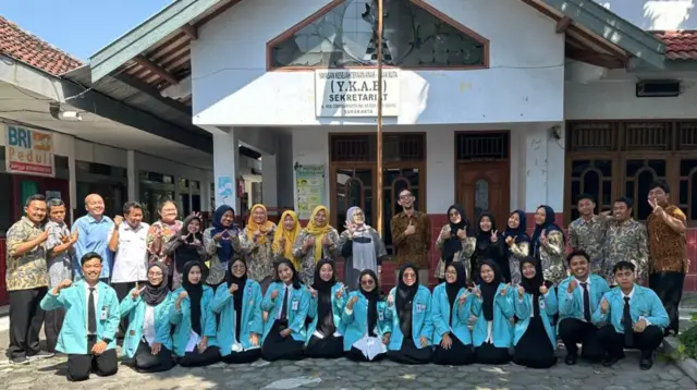 Dokumentasi bersama usai kegiatan penarikan PLP di SLB A YKAB Solo pada Jum'at, (28/11/2025). (doc. PLP FKIP UNS)