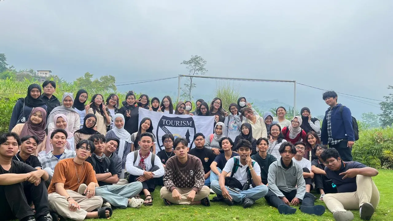 Dokumentasi seluruh Mahasiswa Despar UNAIR Angkatan 2024. (doc. pribadi)