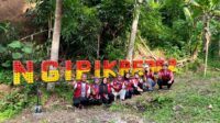 Finalisasi dan dokumentasi foto bersama mahasiswa KKN UNY 2025 di depan kerangka ecobrick yang telah disusun di Dusun Ngipikrejo 2. (doc. pribadi) Finalisasi dan dokumentasi foto bersama mahasiswa KKN UNY 2025 di depan kerangka ecobrick yang telah disusun di Dusun Ngipikrejo 2. (doc. pribadi)