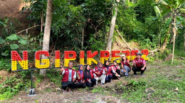 Finalisasi dan dokumentasi foto bersama mahasiswa KKN UNY 2025 di depan kerangka ecobrick yang telah disusun di Dusun Ngipikrejo 2. (doc. pribadi)