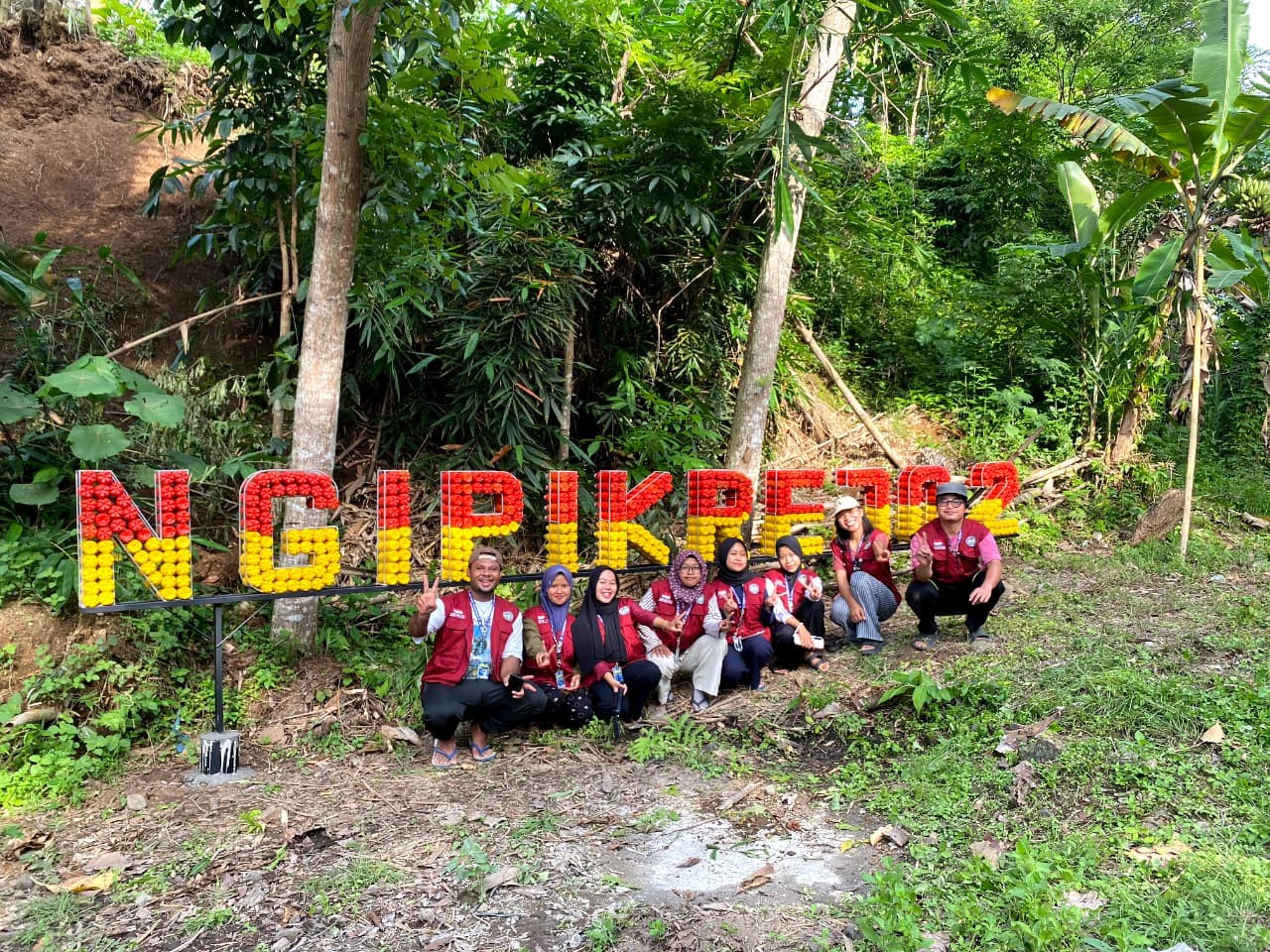 Finalisasi dan dokumentasi foto bersama mahasiswa KKN UNY 2025 di depan kerangka ecobrick yang telah disusun di Dusun Ngipikrejo 2. (doc. pribadi)
