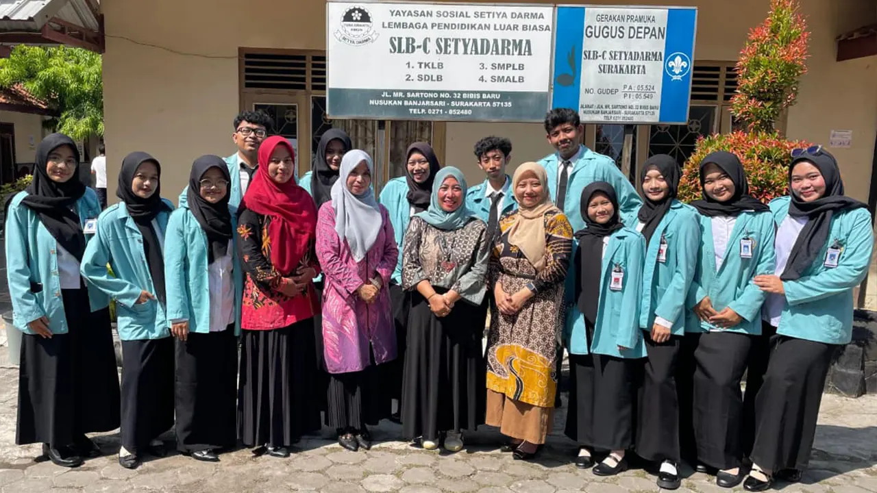 Foto Bersama: Penyerahan mahasiswa PLP FKIP UNS 2025 bersama dengan Dosen Pembimbing Lapangan, Kepala Satuan Pendidikan, dan koordinator pamong di SLB C SETYADARMA Surakarta. (doc. pribadi)