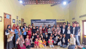 Foto Bersama Tim Hibah Pembelajaran Berdampak HM Pelita dengan Ibu Ibu PKK RW 13 Desa Genrungan, Mojogedang, Karanganyar peserta Pelatihan Pembuatan Jahe Instan. (doc. pribadi)