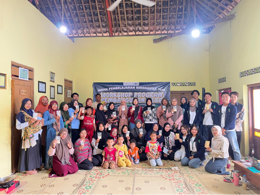 Foto Bersama Tim Hibah Pembelajaran Berdampak HM Pelita dengan Ibu Ibu PKK RW 13 Desa Genrungan, Mojogedang, Karanganyar peserta Pelatihan Pembuatan Jahe Instan. (doc. pribadi)