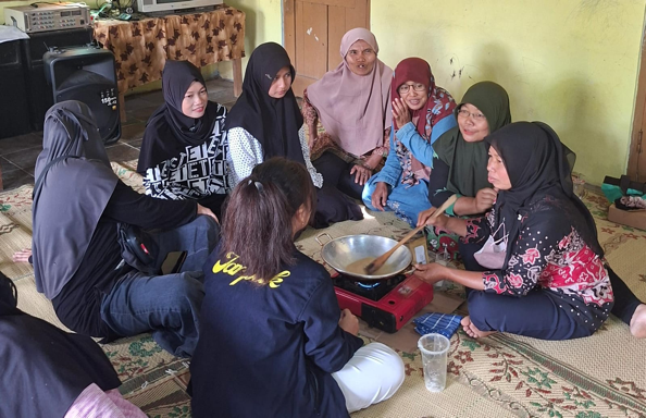 Foto Praktik Pembuatan Jahe Instan dengan Ibu Ibu PKK RW 13 Desa Gentungan. (doc. pribadi)