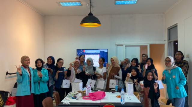 Hasil melukis motif batik. (doc. Rupa Swari 2025)