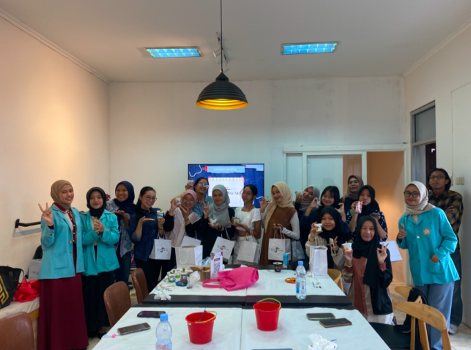 Hasil melukis motif batik. (doc. Rupa Swari 2025)