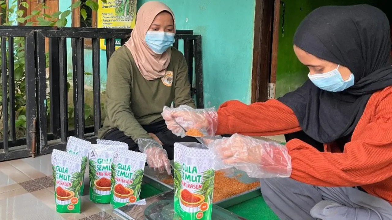 Mahasiswa KKN-T Unram bersama pengrajin Giri Madia menimbang dan mengemas gula semut hasil produksi lokal sebagai bagian dari pelatihan peningkatan mutu dan pemasaran produk aren. (doc. Tim KKN Tematik Desa Giri Madia)