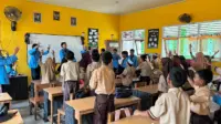 Mahasiswa Universitas Bangka Belitung mengajak siswa kelas VI SDN 14 Merawang belajar nilai-nilai Pancasila melalui lagu dan gerakan kreatif dalam suasana kelas yang ceria dan interaktif. (doc. pribadi)