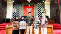 Mahasiswa Universitas Slamet Riyadi (Unisri) Surakarta berfoto bersama di ruang rapat paripurna DPRD Kabupaten Wonogiri usai merampungkan program magang. (doc. pribadi)