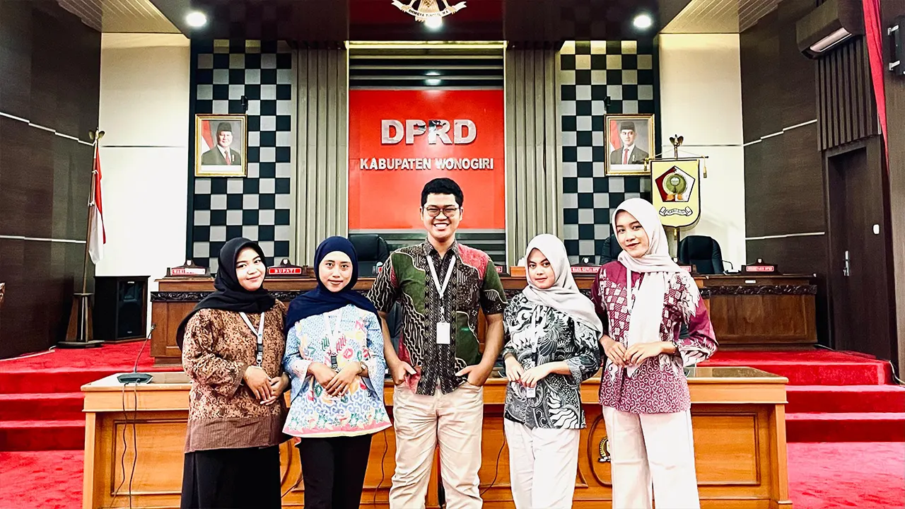 Mahasiswa Universitas Slamet Riyadi (Unisri) Surakarta berfoto bersama di ruang rapat paripurna DPRD Kabupaten Wonogiri usai merampungkan program magang. (doc. pribadi)