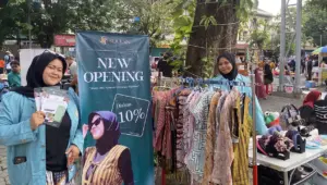 Mahasiswi Sejukain menampilkan berbagai produk wastra sekaligus membagikan informasi promo saat gelaran CFD Slamet Riyadi, Surakarta. (doc. pribadi)