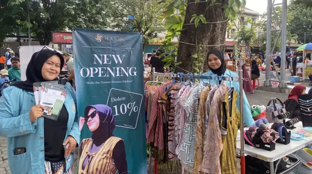 Mahasiswi Sejukain menampilkan berbagai produk wastra sekaligus membagikan informasi promo saat gelaran CFD Slamet Riyadi, Surakarta. (doc. pribadi)