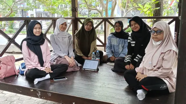 Mahasiswi yang tergabung dalam Tim SANGU UNS berdiskusi dan menyiapkan instrumen penelitian mengenai persepsi sastra digital Generasi Z dan Generasi Alpha di kawasan Solo Raya. (doc. pribadi)