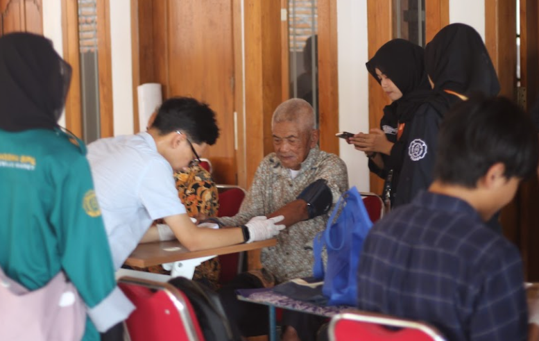 Medical check up berkolaborasi dengan CIMS FK UNS dan bakti social. (doc. Media HMS Project 2025)